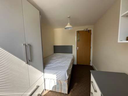 Pitcroft Avenue, Reading, Image 12