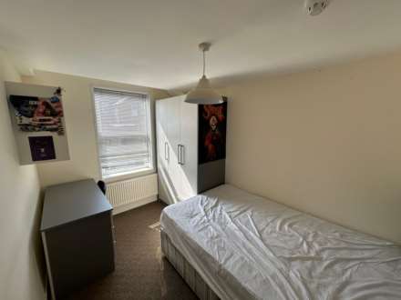 Pitcroft Avenue, Reading, Image 5