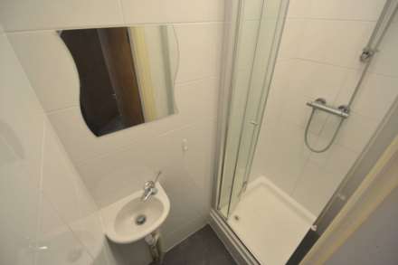 Basingstoke Road, Reading, Berkshire, Image 11