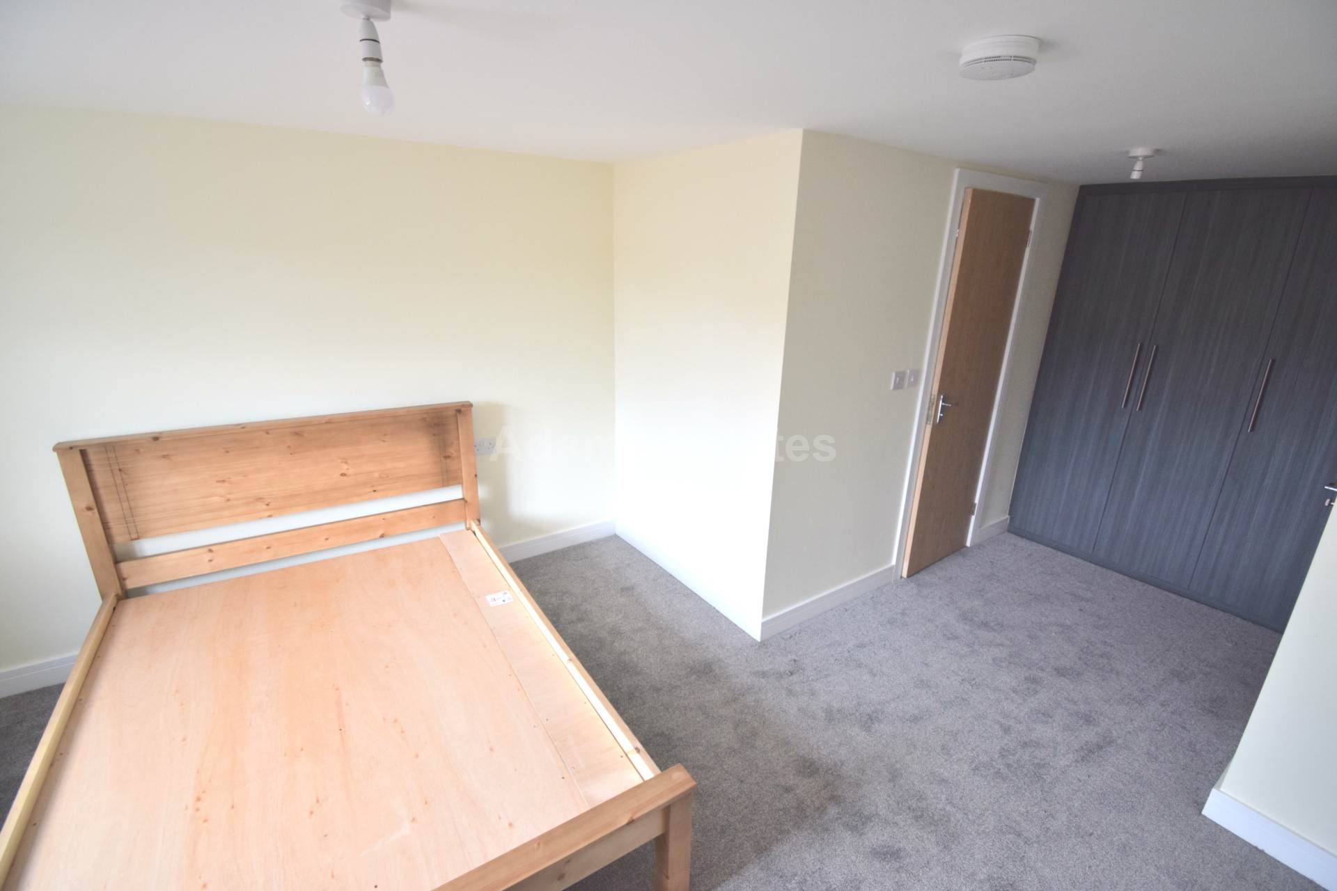 Hilltop Road, Earley, Image 4