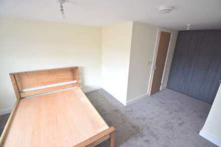 Hilltop Road, Earley, Image 4