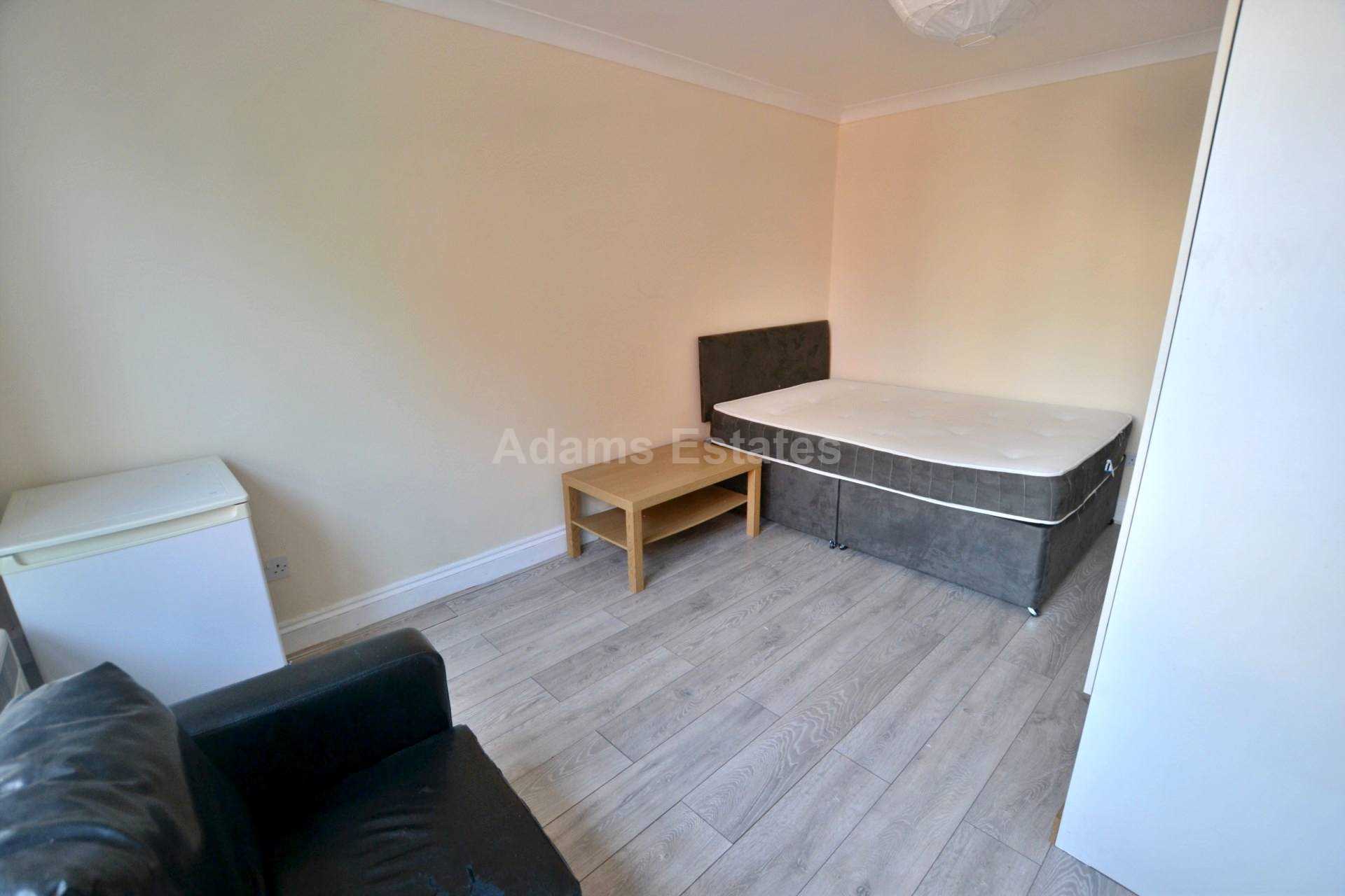 London Road- Studio flat, Image 3