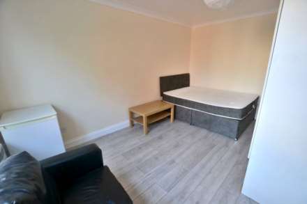 London Road- Studio flat, Image 3