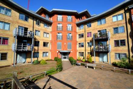 2 Bedroom Apartment, Quadrant Court, Reading