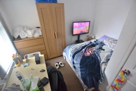 Donnington Gardens, Reading, Image 13