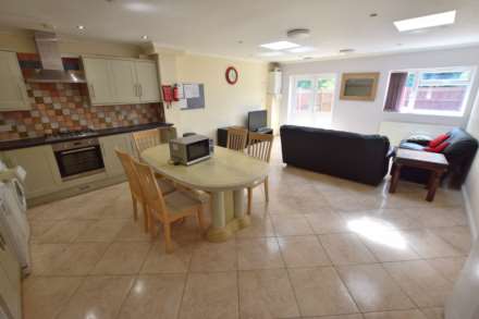 5 Bedroom Semi-Detached, Wokingham Road, Earley