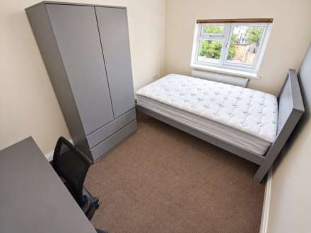 Donnington Gardens, Reading, Image 9