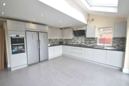 Room 8, Church Road, Reading, Image 4