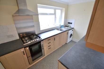 2 Bedroom Maisonette, Lomond Avenue, Caversham, Reading