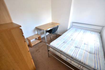 Donnington Gardens, Reading, Image 12