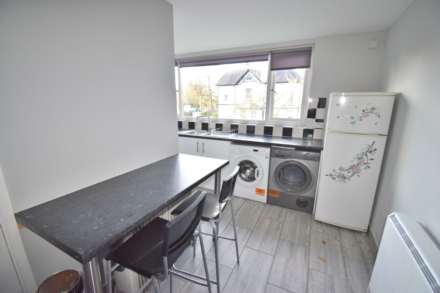 Petworth Court, Bath Road, Reading, Image 3