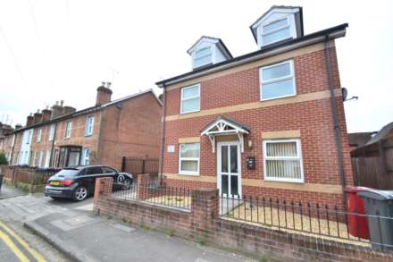 Property For Rent A Cumberland Road, Reading