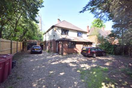 3 Bedroom Flat, Christchurch Gardens, Reading
