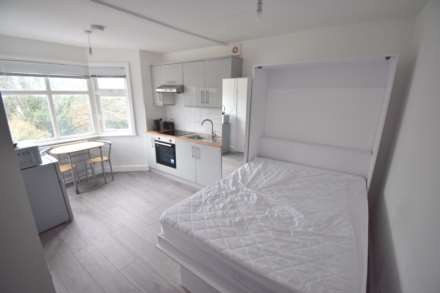 1 Bedroom Studio, Oxford Road, Tilehurst