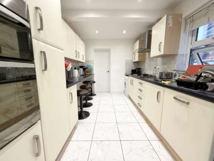 4 Bedroom Terrace, Grange Avenue, Reading