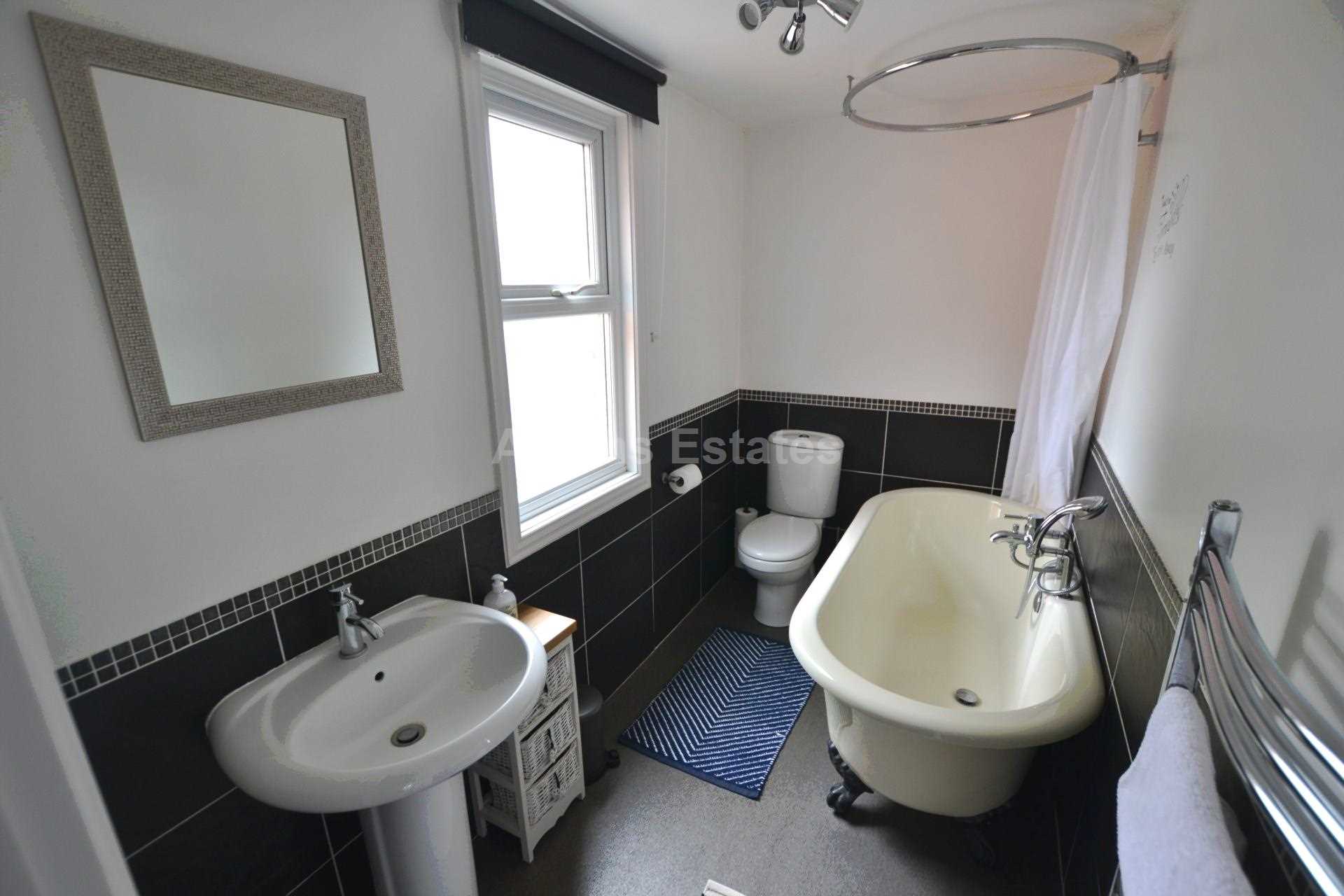 Room 4, Reading Road, Woodley, Image 9