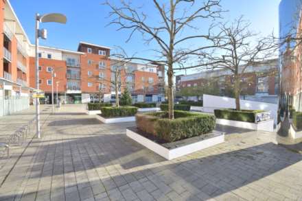 The Piazza, Whale Avenue, Reading, Image 2