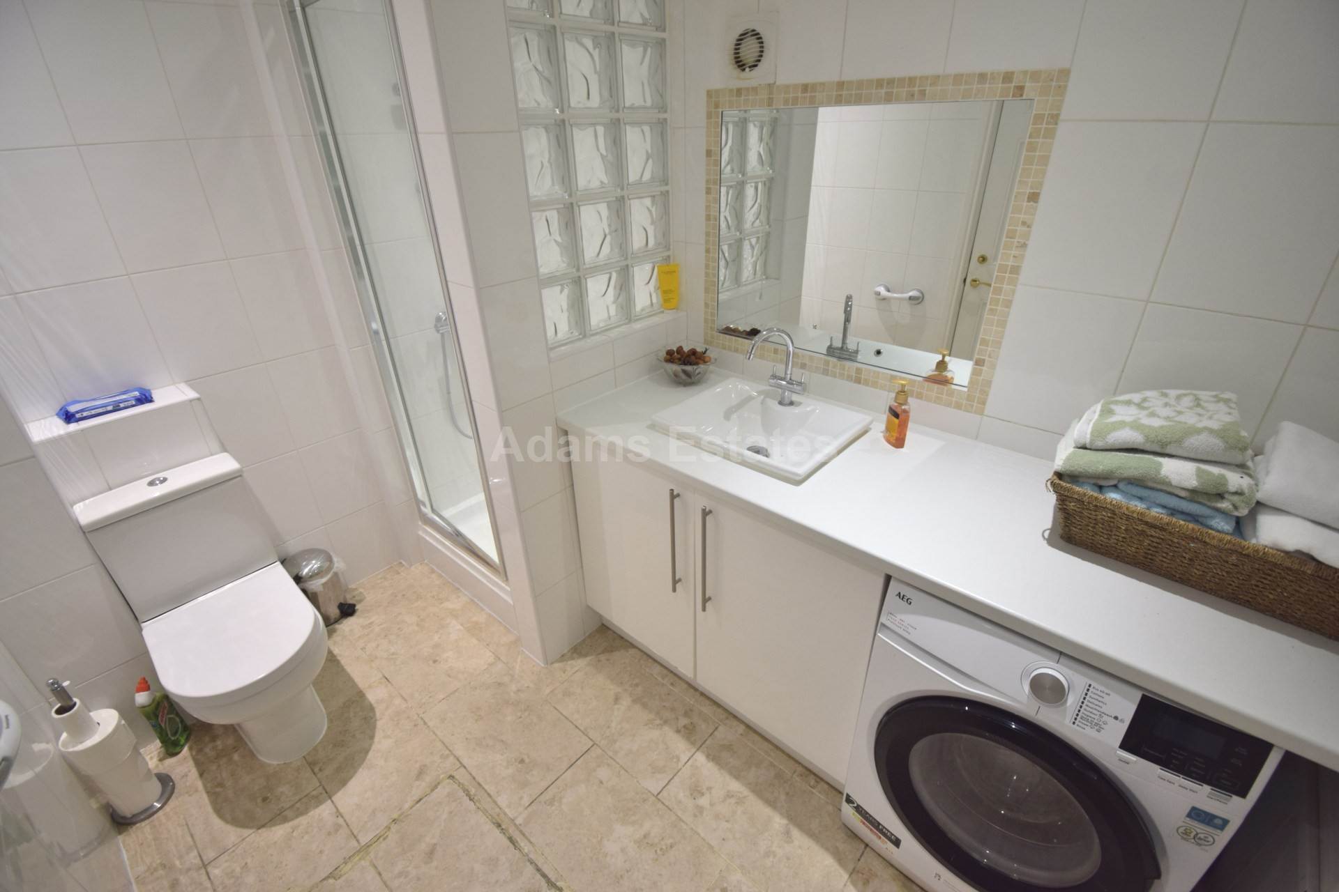 Spacious Double Room with Dedicated Bathroom – Immaculate Professional Home, Image 12