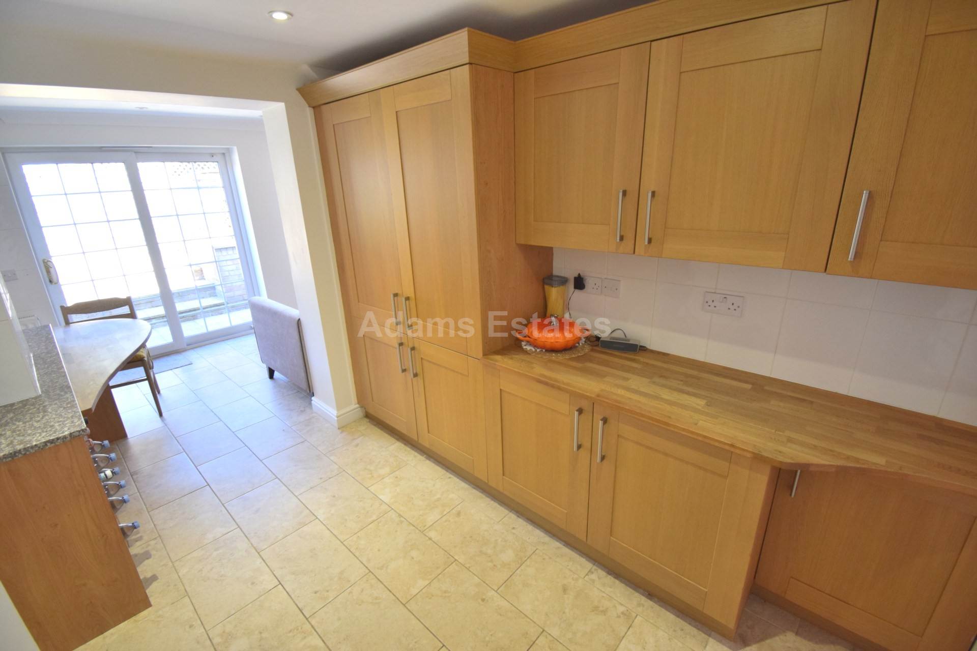 Spacious Double Room with Dedicated Bathroom – Immaculate Professional Home, Image 4