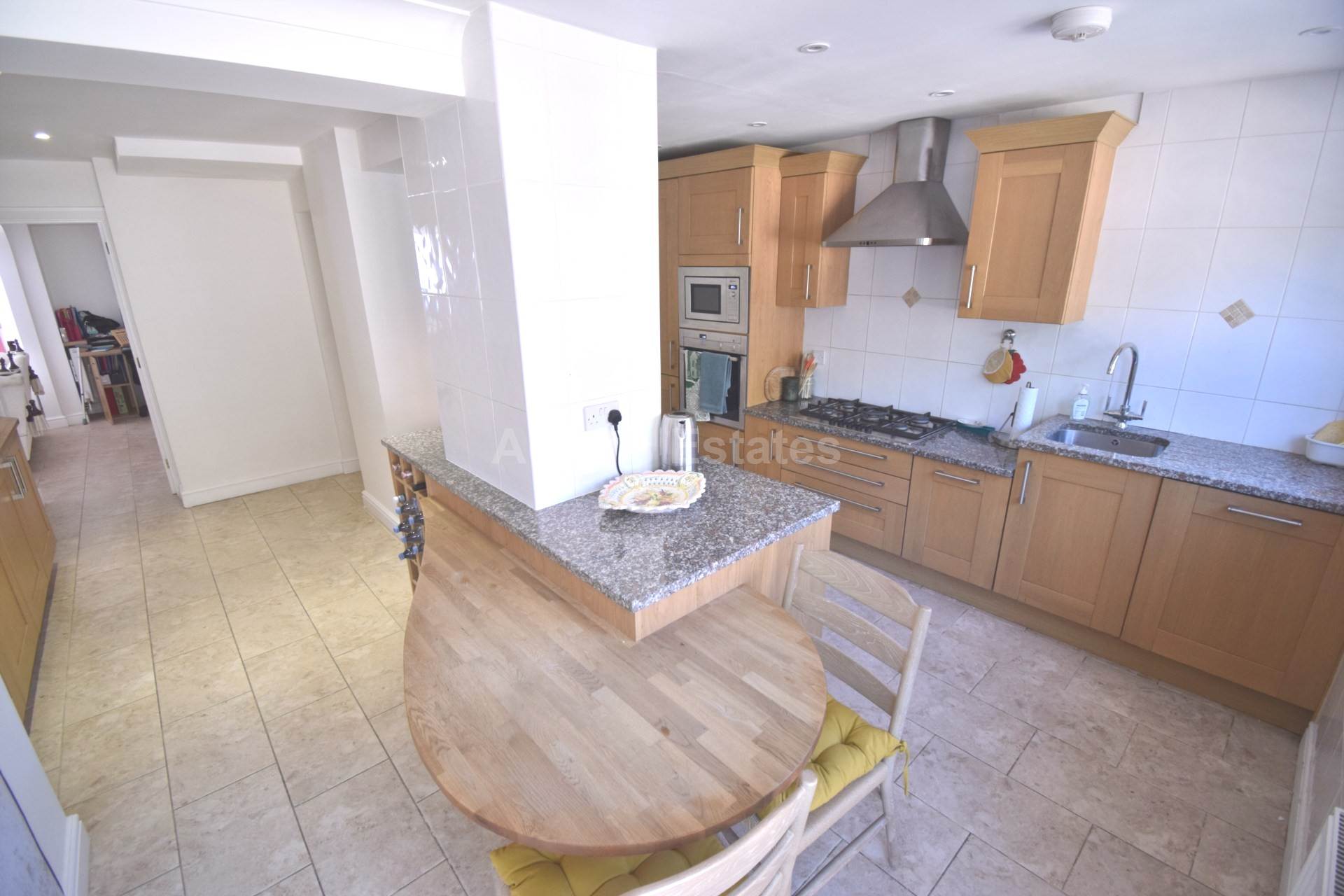 Spacious Double Room with Dedicated Bathroom – Immaculate Professional Home, Image 6