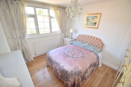 Spacious Double Room with Dedicated Bathroom – Immaculate Professional Home, Image 1