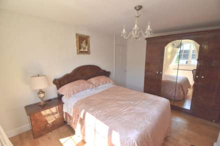 Spacious Double Room with Dedicated Bathroom – Immaculate Professional Home, Image 10