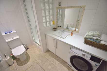 Spacious Double Room with Dedicated Bathroom – Immaculate Professional Home, Image 12