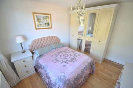 Spacious Double Room with Dedicated Bathroom – Immaculate Professional Home, Image 2