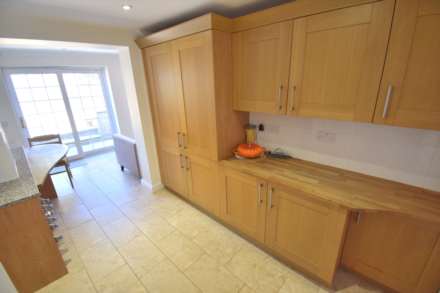 Spacious Double Room with Dedicated Bathroom – Immaculate Professional Home, Image 4