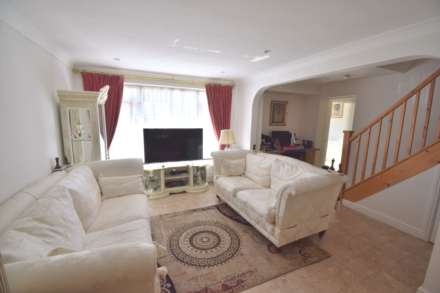 Spacious Double Room with Dedicated Bathroom – Immaculate Professional Home, Image 7
