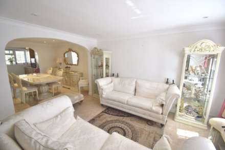 Spacious Double Room with Dedicated Bathroom – Immaculate Professional Home, Image 8