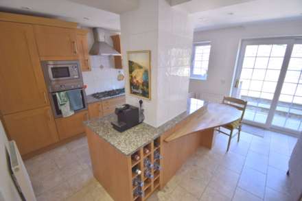 Executive Master Suite with Private Bathroom, TV & Parking – Premium Professional Home, Image 4