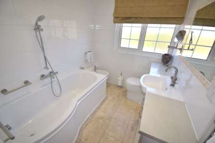 Executive Master Suite with Private Bathroom, TV & Parking – Premium Professional Home, Image 8