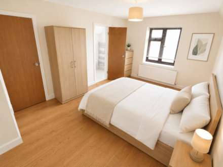 Pheasant Close, Wokingham, Image 11
