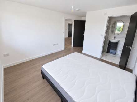 Basingstoke Road, Reading, Image 6