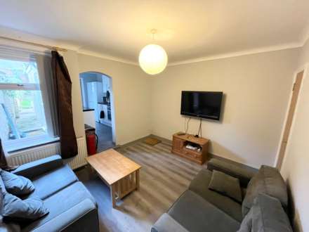 5 Bedroom Terrace, Brighton Road, Reading