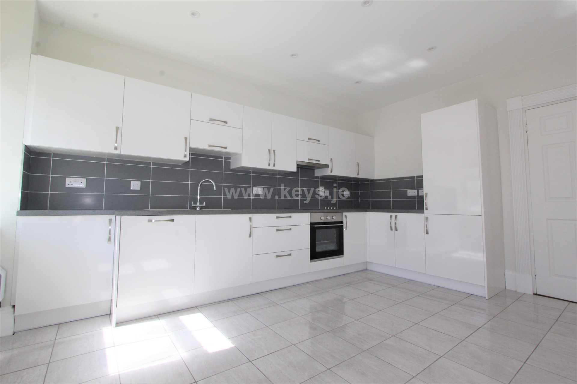 Large Four/Five Bedroom House - Devonshire Place, Image 1