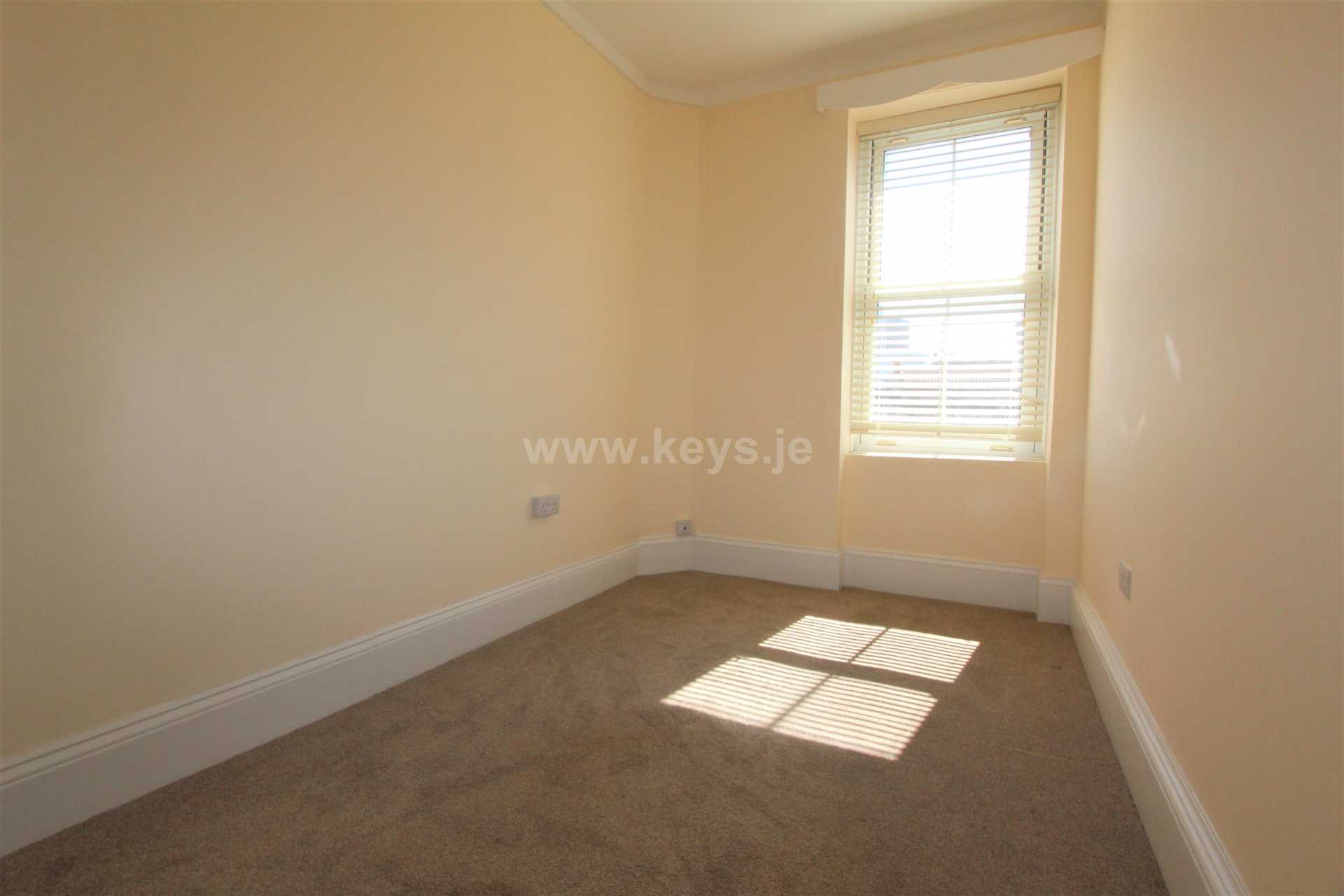 Large Four/Five Bedroom House - Devonshire Place, Image 7