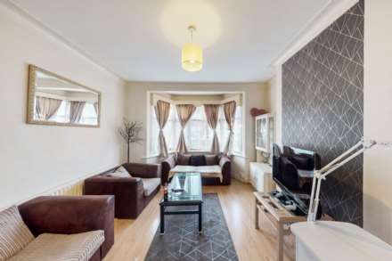 The Larches, Palmers Green, N13, Image 3