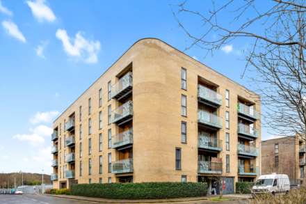 2 Bedroom Flat, Hickman Avenue, Highams Park, E4