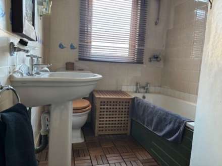 High Road, London, E10, Image 3