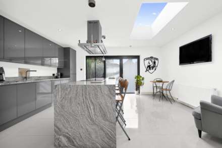 Forest Drive East, London, Image 13