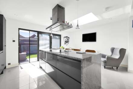 Forest Drive East, London, Image 15