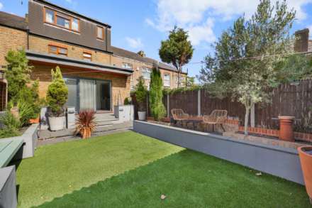 Forest Drive East, London, Image 18