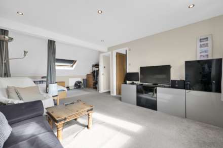 Forest Drive East, London, Image 39