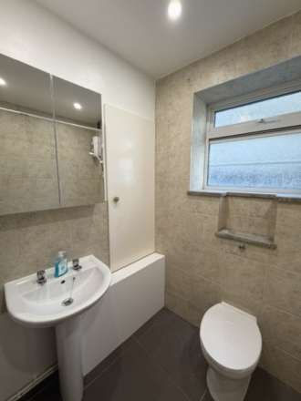 High Road, South Woodford, E18, Image 11