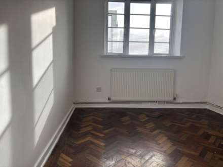 High Road, South Woodford, E18, Image 4