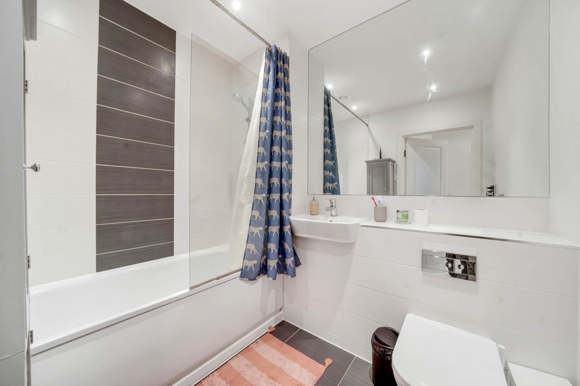 High Road, Leyton, E10, Image 11