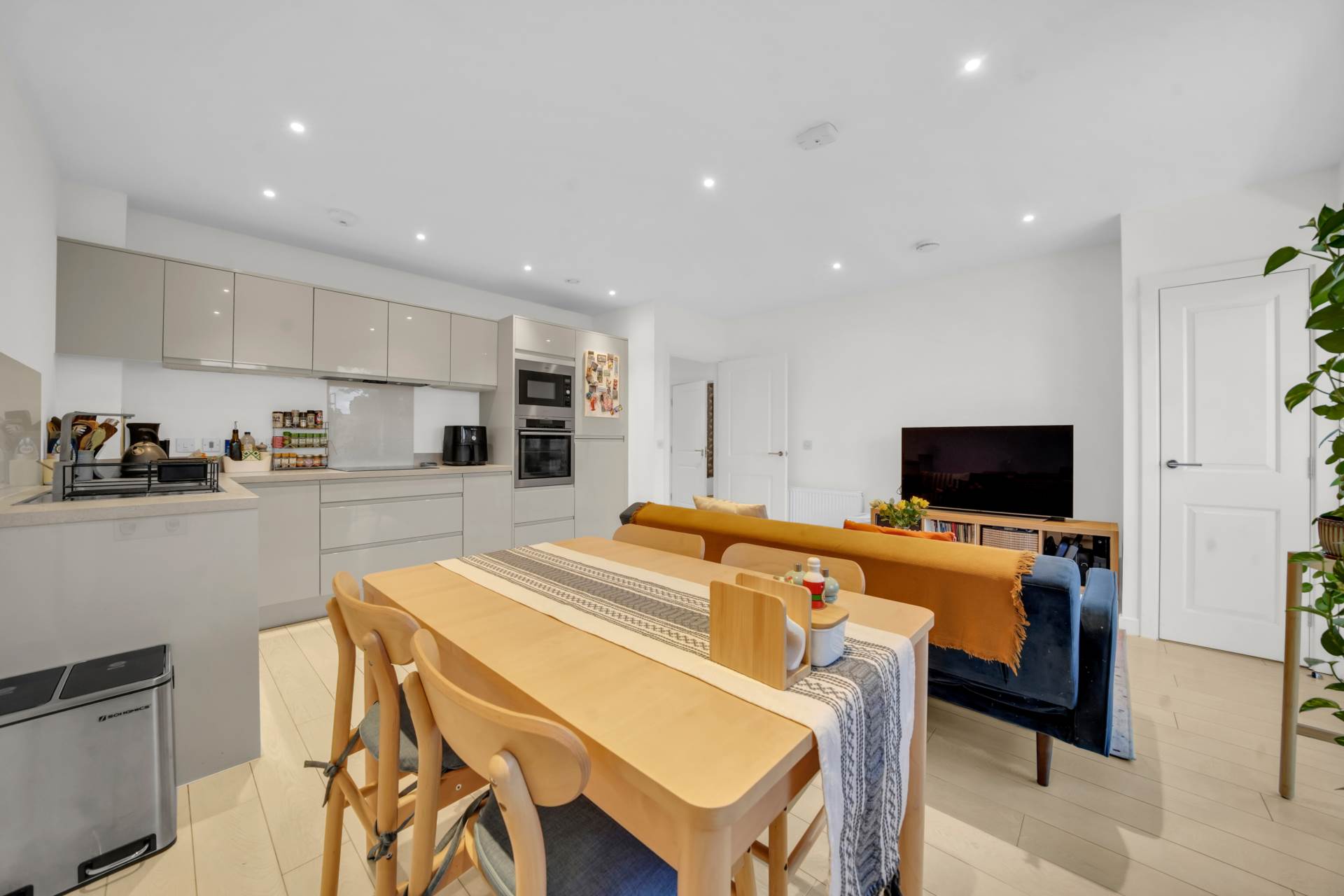 High Road, Leyton, E10, Image 6