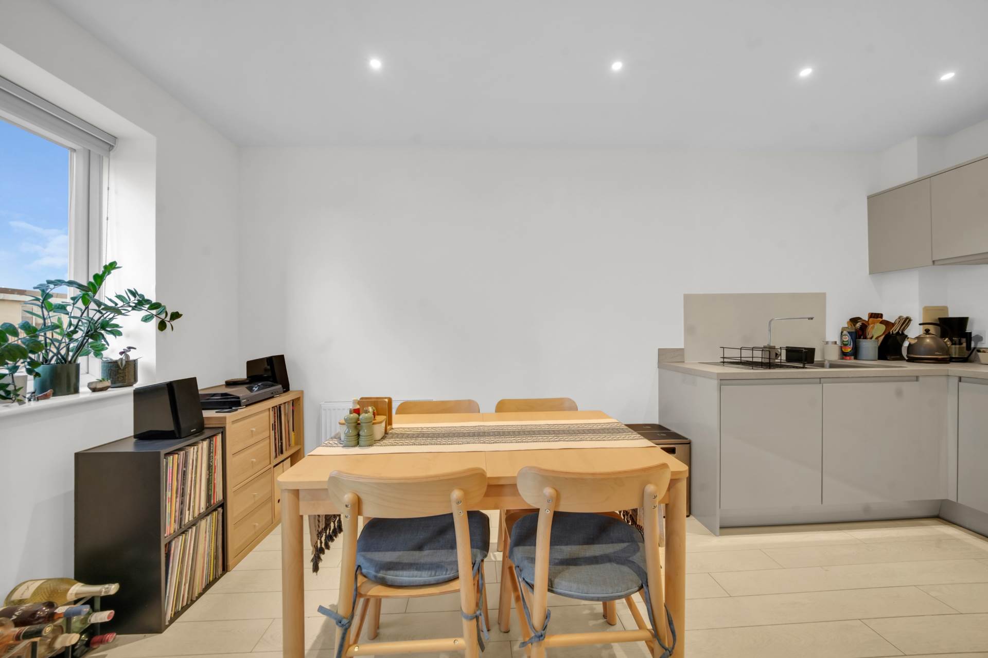 High Road, Leyton, E10, Image 7